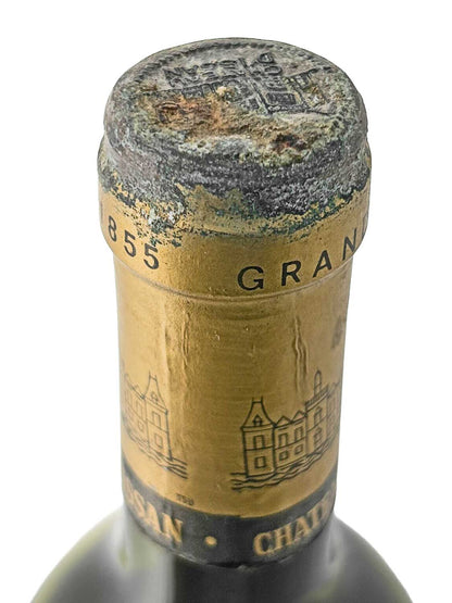 Flasche Château d'Issan 1980 mit goldener Kapsel, die ein Schlossmotiv zeigt und an der Oberseite Gebrauchsspuren aufweist