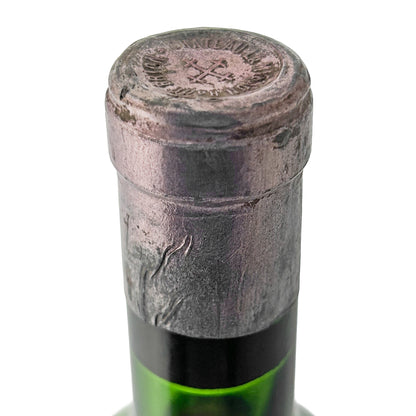 Château La Mission Haut-Brion 1962 Kapsel-Nahaufnahme mit Kreuz-Emblem und altersbedingten Gebrauchsspuren