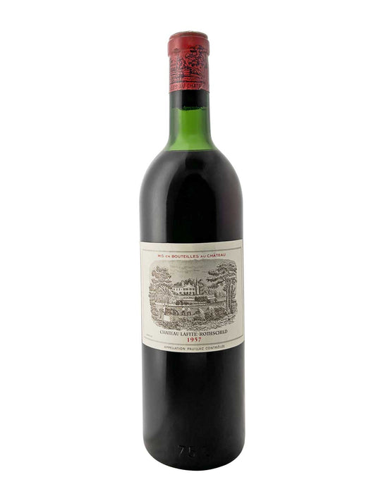 Flasche Château Lafite-Rothschild 1957 mit rotem Siegel und Etikett, das eine Zeichnung des Schlosses zeigt