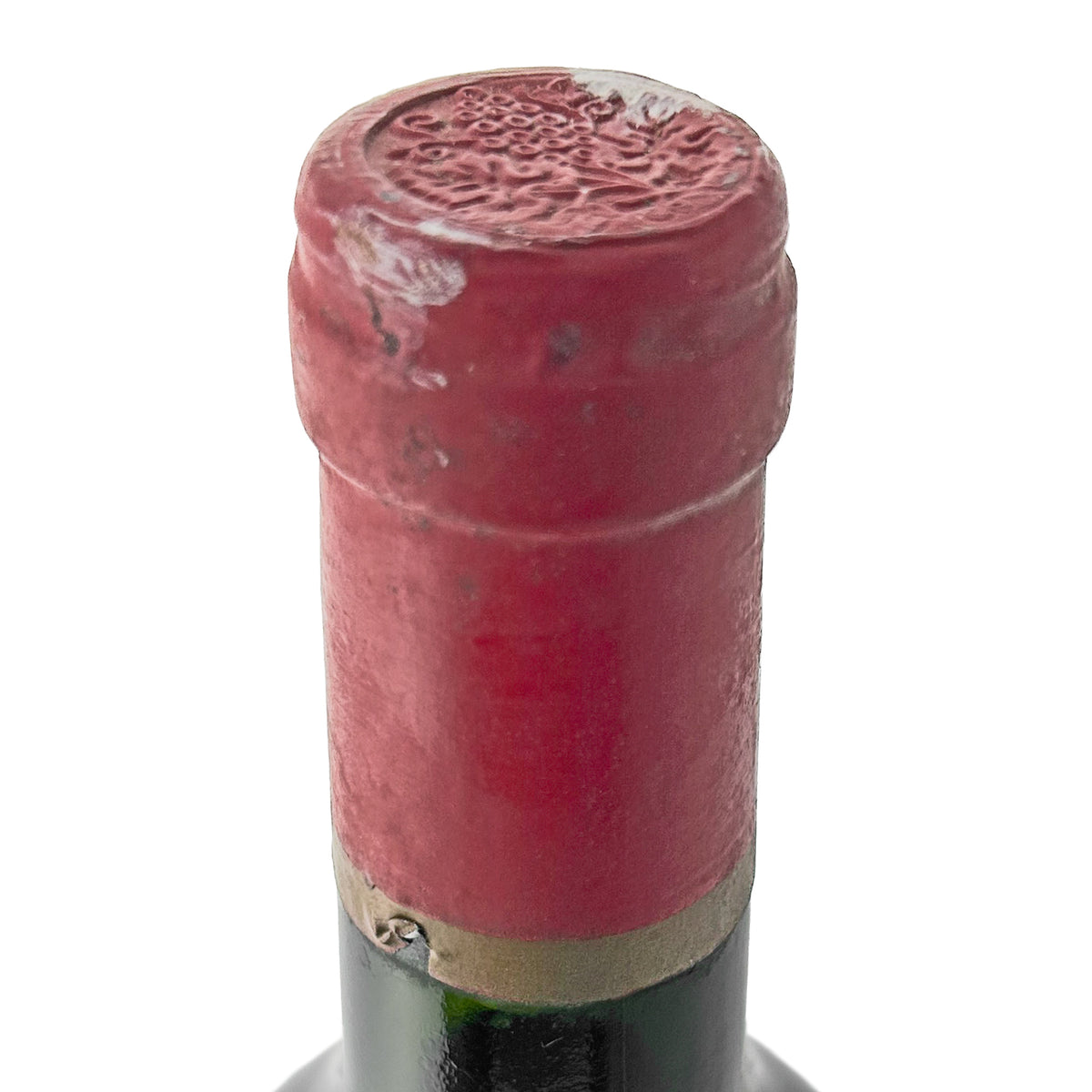 Château Lagrange 1980 Kapsel in Nahaufnahme mit geprägter Traube und Weinlaub und goldenem Ring