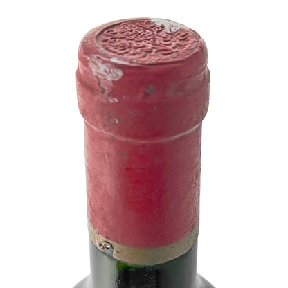 Château Lagrange 1980 Kapsel in Nahaufnahme mit geprägter Traube und Weinlaub und goldenem Ring