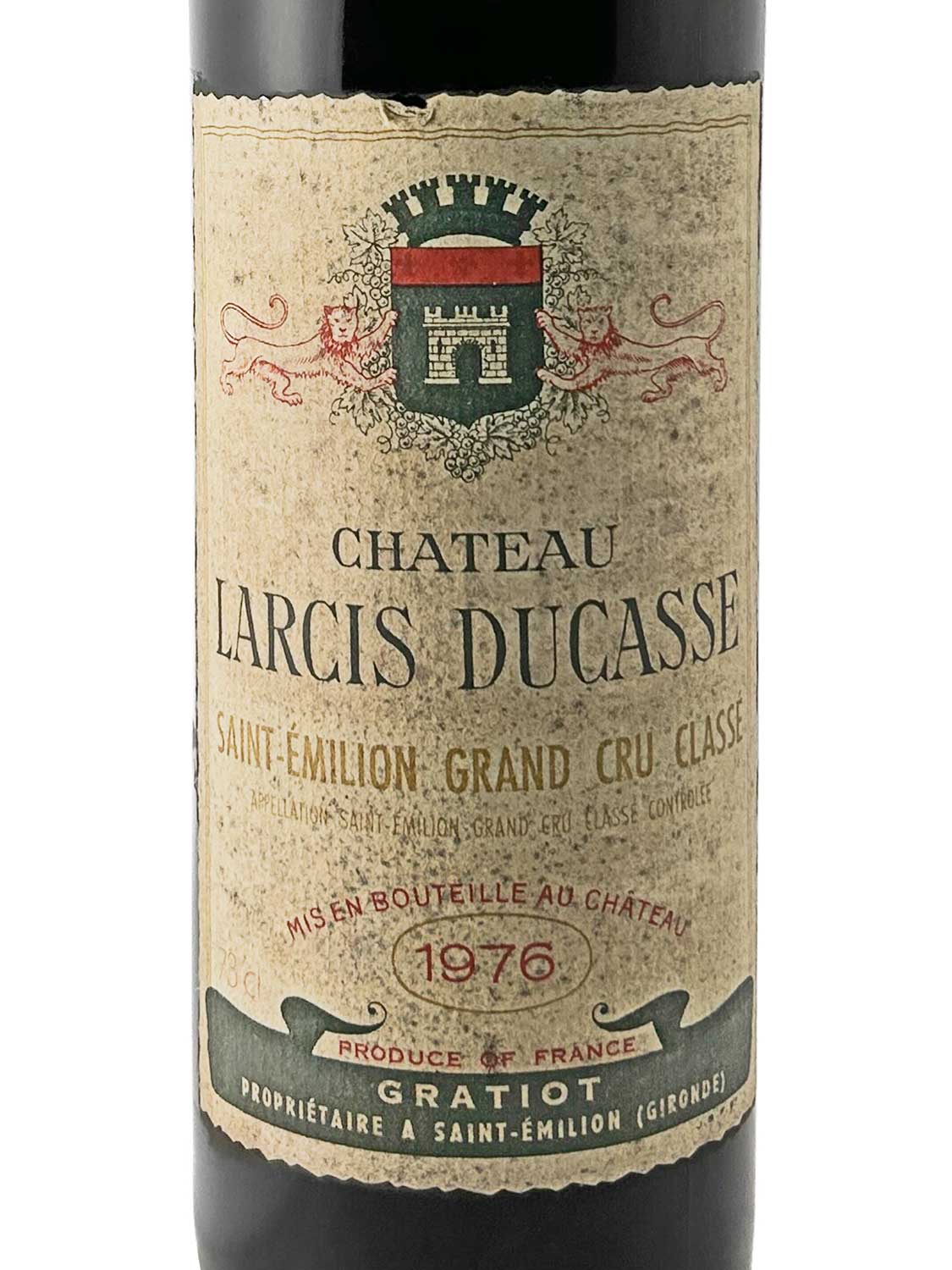 Weinflasche mit altem Etikett von Château Larcis Ducasse 1976 aus Saint-Émilion, Grand Cru Classé, mit Wappen und französischem Text