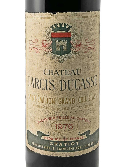 Weinflasche mit altem Etikett von Château Larcis Ducasse 1976 aus Saint-Émilion, Grand Cru Classé, mit Wappen und französischem Text