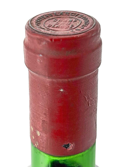 Flasche Château Larcis Ducasse 1976 mit rotem Kapselverschluss und geprägtem Siegel auf dem Kapselkopf