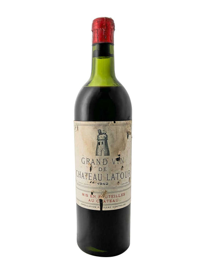 Eine Weinflasche von Chateau Latour 1942. Das Etikett zeigt den Text 'GRAND VIN DE CHATEAU LATOUR' und das Jahr '1942'. Die Flasche besteht aus grünem Glas und hat eine rote Kapsel.