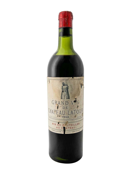 Eine Weinflasche von Chateau Latour 1942. Das Etikett zeigt den Text 'GRAND VIN DE CHATEAU LATOUR' und das Jahr '1942'. Die Flasche besteht aus grünem Glas und hat eine rote Kapsel.