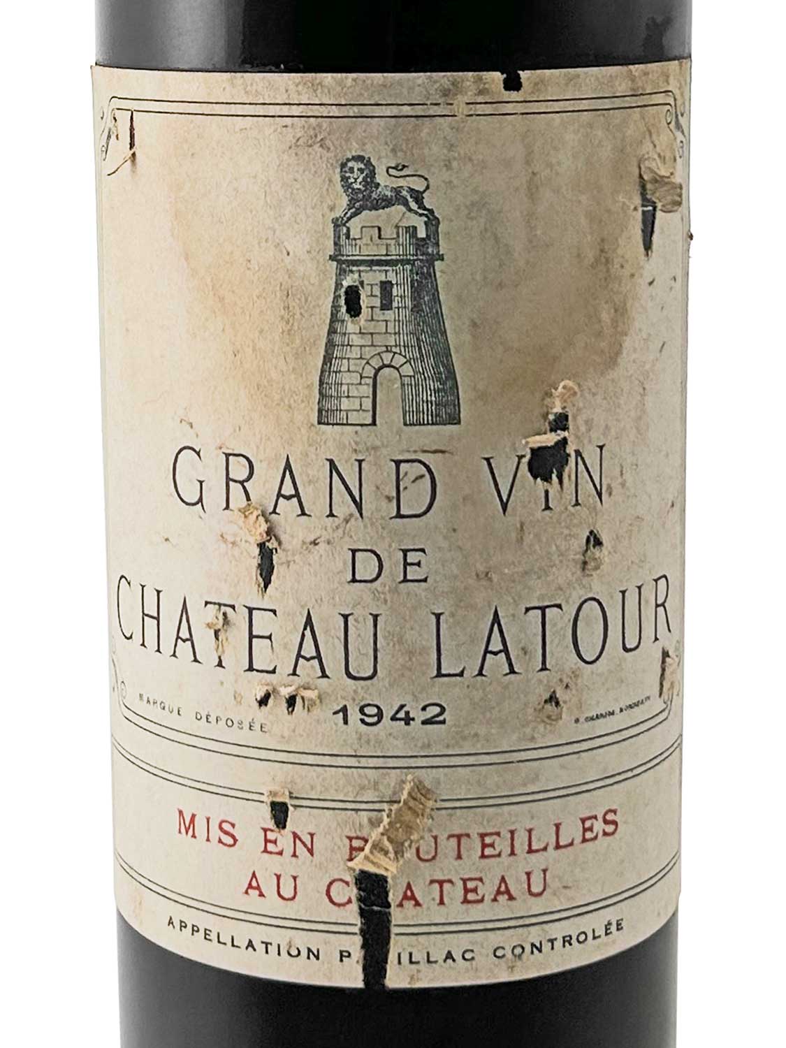 Weinflasche mit Etikett von Chateau Latour, Jahrgang 1942. Das Etikett zeigt einen Turm, den Text 'GRAND VIN DE CHATEAU LATOUR' und 'MIS EN BOUTEILLES AU CHATEAU'.