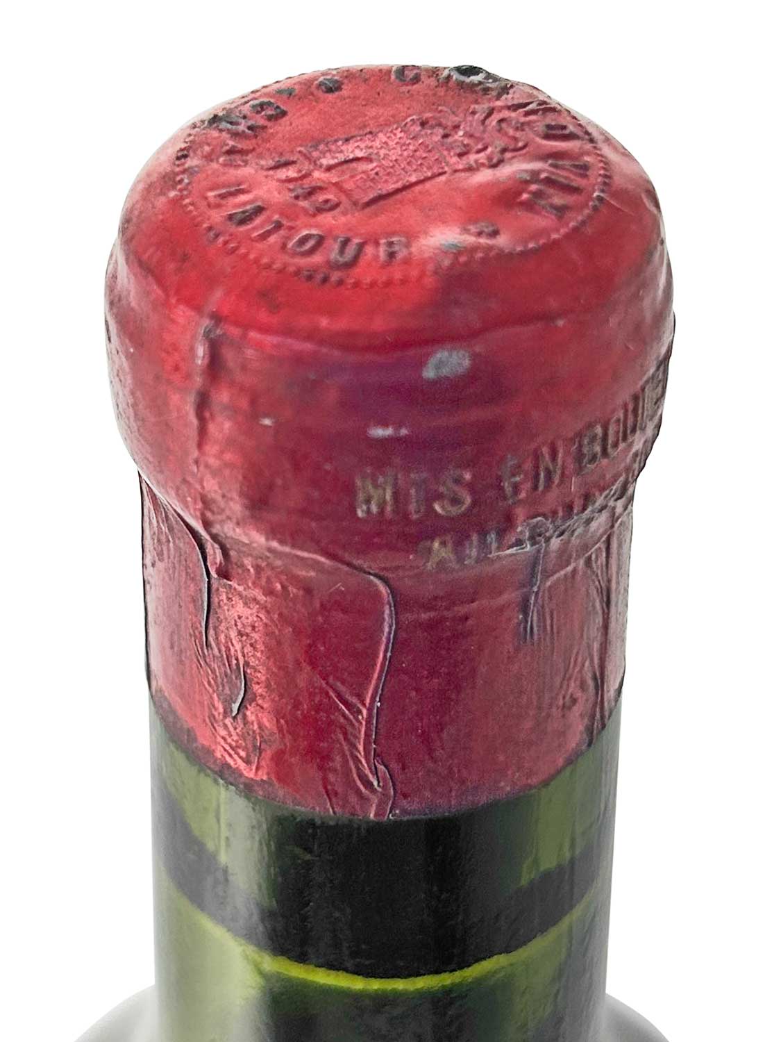 Draufsicht einer Weinflasche Chateau Latour 1942 mit roter Kapsel und grünem Flaschenhals. Die Kapsel ist rot und trägt Prägungen.