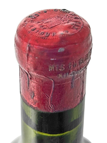 Draufsicht einer Weinflasche Chateau Latour 1942 mit roter Kapsel und grünem Flaschenhals. Die Kapsel ist rot und trägt Prägungen.
