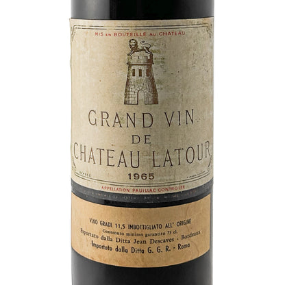 Château Latour 1965 Etikett in Nahaufnahme mit Jahrgang 1965, Appellation Pauillac Contrôlée, altersbedingter Fleckenbildung