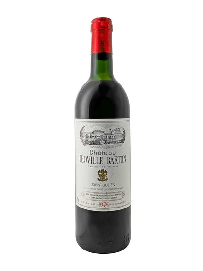 Flasche Château Léoville Barton 1979 mit rotem Kapselverschluss und weißem Etikett, darauf ein gezeichnetes Schloss und Text.