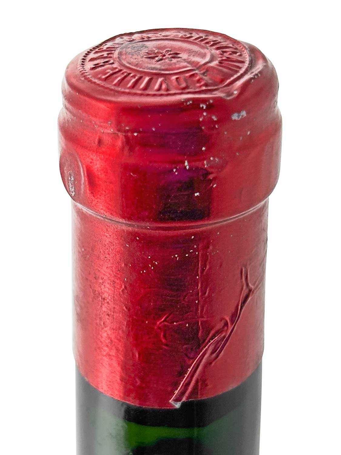 Nahaufnahme des Flaschenhalses eines Château Léoville Barton 1979 mit roter Kapsel und geprägtem Muster auf der Oberseite.