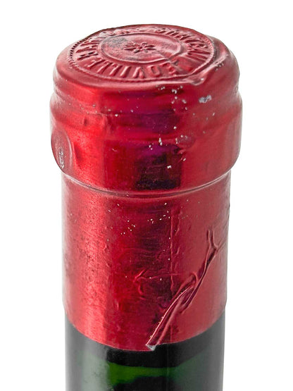 Nahaufnahme des Flaschenhalses eines Château Léoville Barton 1979 mit roter Kapsel und geprägtem Muster auf der Oberseite.