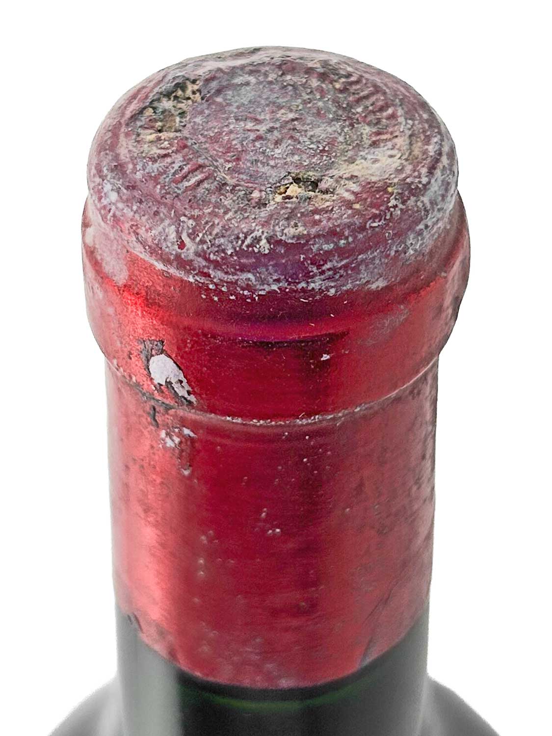 Nahaufnahme des Flaschenhalses einer Weinflasche mit rotem Kapselverschluss und sichtbaren Gebrauchsspuren