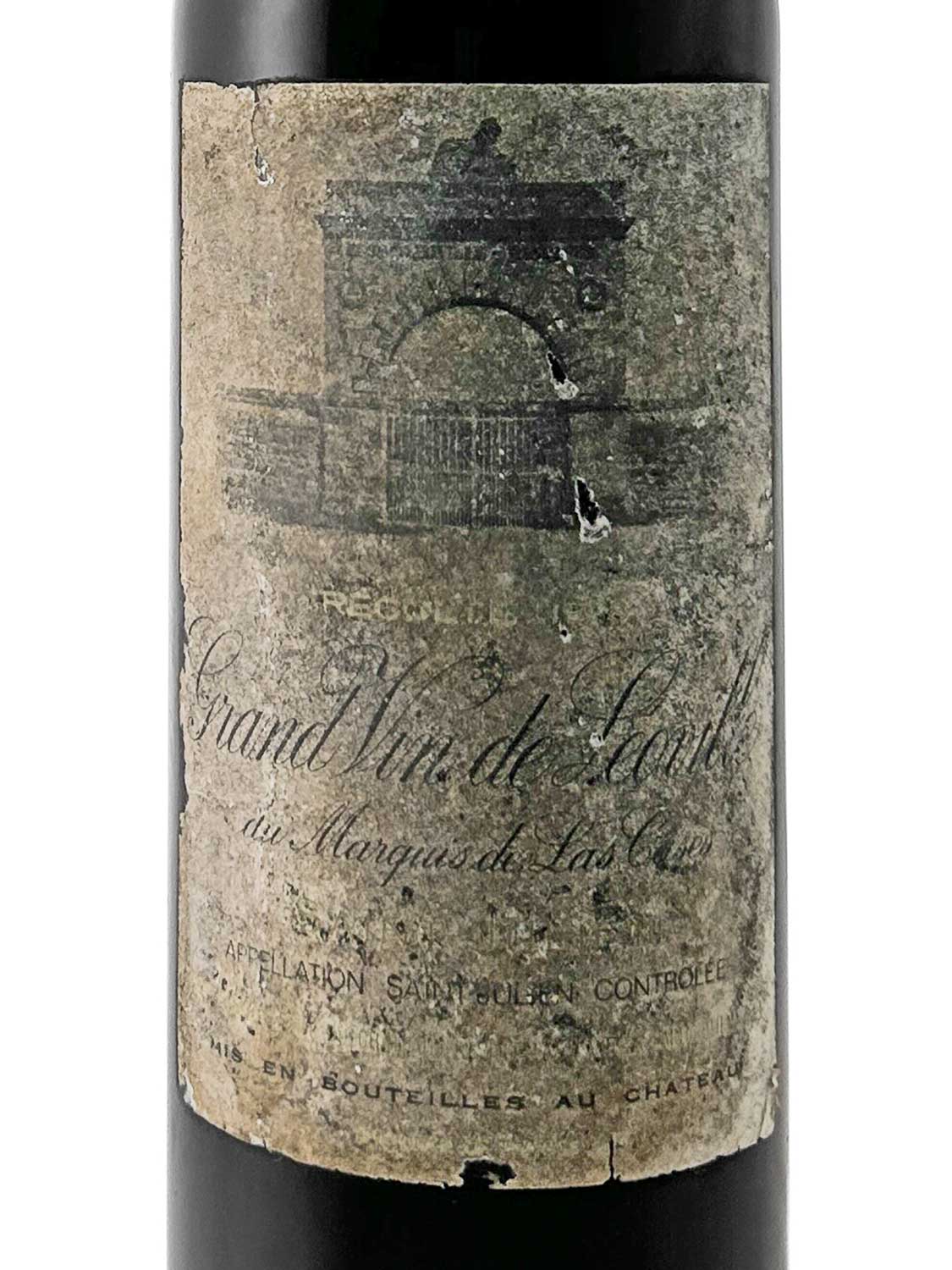 Weinflasche mit altem, abgenutztem Etikett und verblasstem Schriftzug sowie einer Illustration eines Torbogens