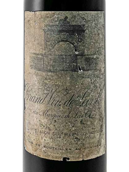 Weinflasche mit altem, abgenutztem Etikett und verblasstem Schriftzug sowie einer Illustration eines Torbogens