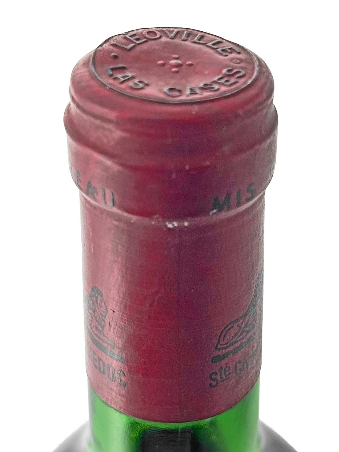 Nahaufnahme des Flaschenhalses einer Weinflasche mit rotem Kapselverschluss und geprägtem Schriftzug »LEOVILLE LAS CASES« auf dem Kapselkopf