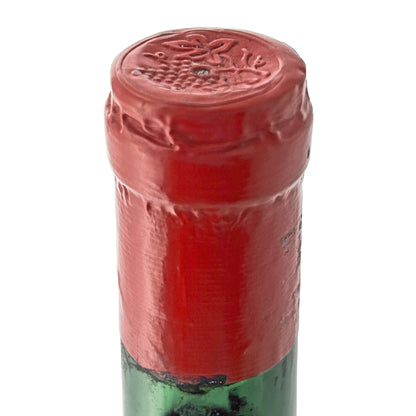Château Léoville Poyferré 1966 Kapsel-Nahaufnahme mit geprägtem Trauben- und Blattmotiv und kleinen Gebrauchsspuren