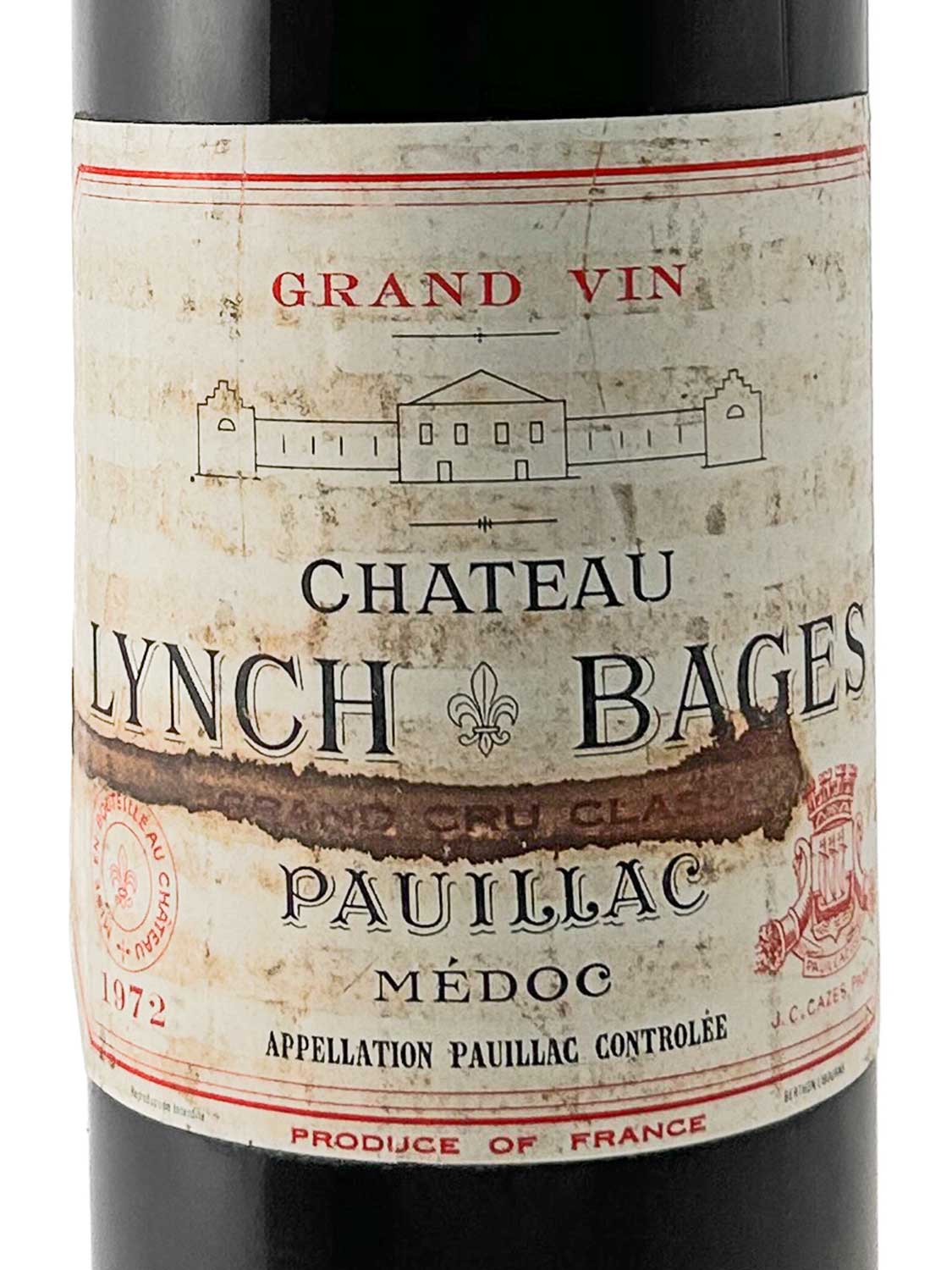 Weinflasche mit einem Etikett von Château Lynch-Bages 1972, das eine stilisierte Abbildung eines Schlosses, den Text 'GRAND VIN', 'CHATEAU LYNCH BAGES', 'PAUILLAC MÉDOC', 'APPELLATION PAUILLAC CONTRÔLÉE' und 'PRODUCE OF FRANCE' zeigt.