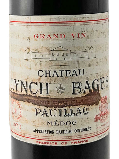 Weinflasche mit einem Etikett von Château Lynch-Bages 1972, das eine stilisierte Abbildung eines Schlosses, den Text 'GRAND VIN', 'CHATEAU LYNCH BAGES', 'PAUILLAC MÉDOC', 'APPELLATION PAUILLAC CONTRÔLÉE' und 'PRODUCE OF FRANCE' zeigt.