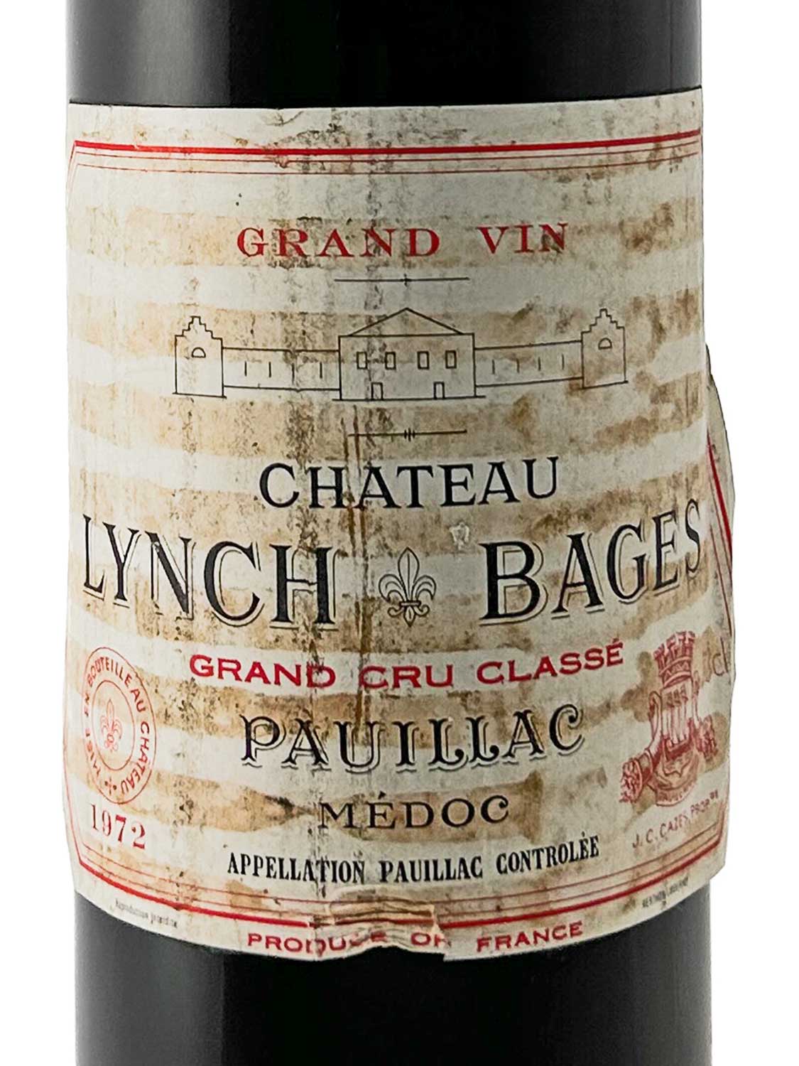 Weinflasche mit einem gealterten Etikett von Château Lynch-Bages 1972, darauf ein schematisches Gebäude, der Text 'GRAND VIN', 'CHATEAU LYNCH BAGES', 'GRAND CRU CLASSÉ', 'PAUILLAC MÉDOC', 'APPELLATION PAUILLAC CONTRÔLÉE' und 'PRODUCT OF FRANCE'.