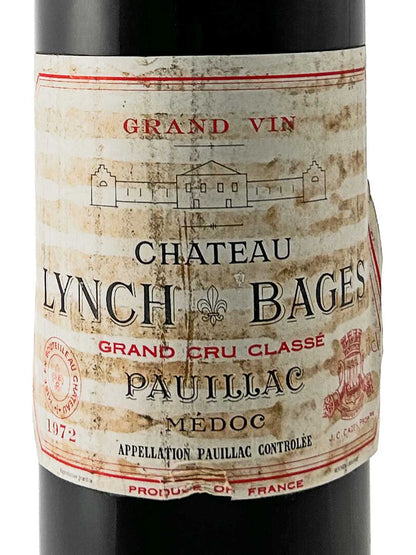 Weinflasche mit einem gealterten Etikett von Château Lynch-Bages 1972, darauf ein schematisches Gebäude, der Text 'GRAND VIN', 'CHATEAU LYNCH BAGES', 'GRAND CRU CLASSÉ', 'PAUILLAC MÉDOC', 'APPELLATION PAUILLAC CONTRÔLÉE' und 'PRODUCT OF FRANCE'.