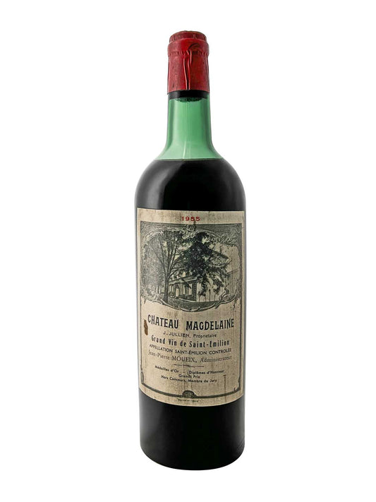 Rotweinflasche von Chateau Magdelaine, Jahrgang 1955. Die Flasche hat eine grüne Glasfarbe, einen roten Kapselverschluss und ein etikettiertes Design mit einer Abbildung eines Gebäudes und dem Text 'Chateau Magdelaine'.