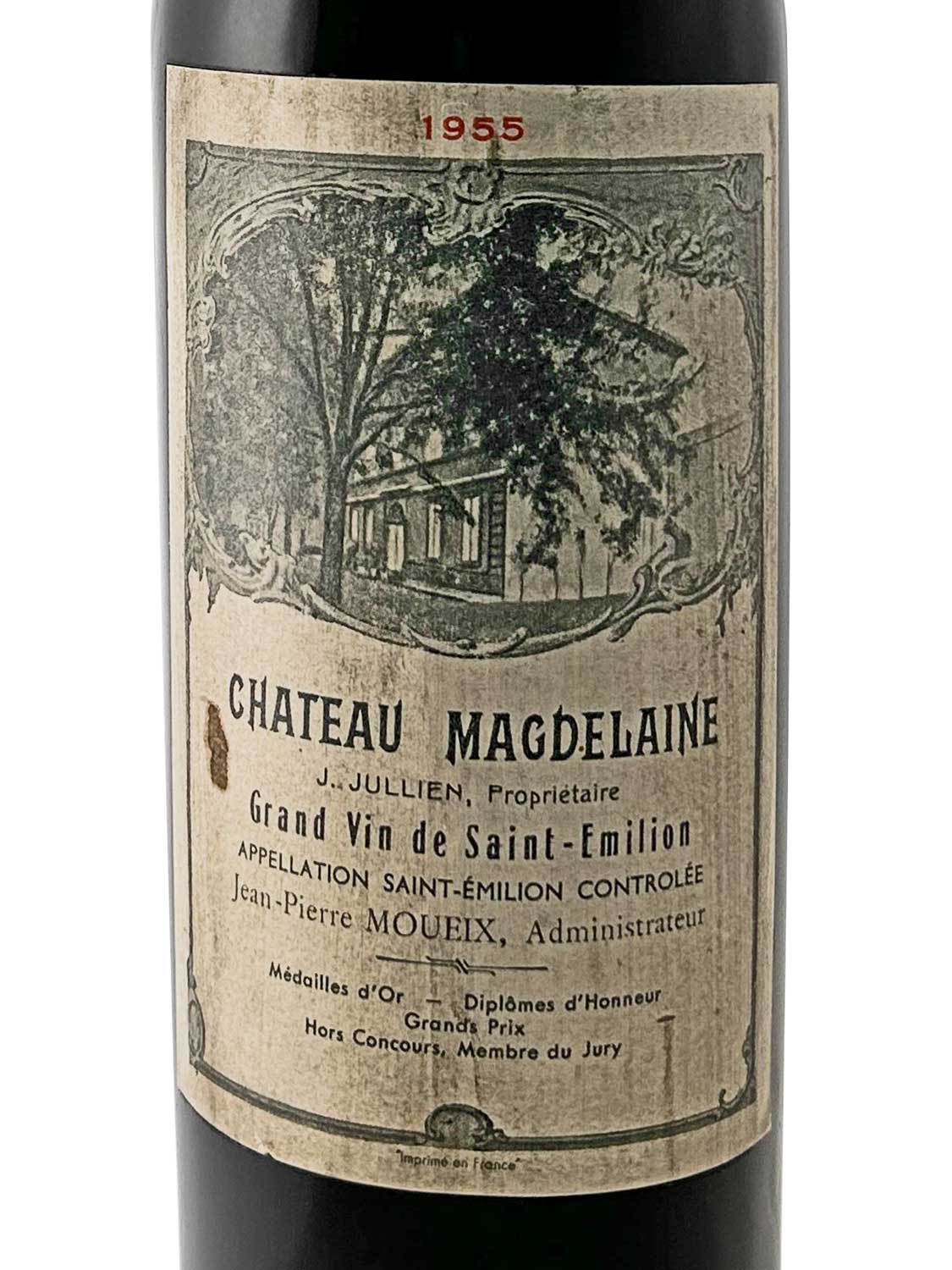 Weinflasche mit Etikett von Chateau Magdelaine, Jahrgang 1955. Etikett zeigt eine Abbildung eines Gebäudes, Text: 'CHATEAU MAGDELAINE', 'Grand Vin de Saint-Émilion', 'Appellation Saint-Émilion Contrôlée', 'J. Jullien, Propriétaire', 'Jean-Pierre Moulex, Administrateur', 'Médailles d'Or, Diplômes d'Honneur, Grand Prix, Hors Concours, Membre du Jury'.