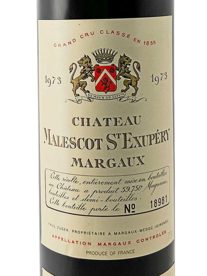 Weinflasche mit Etikett von Château Malescot Saint-Exupéry 1973, Wappen mit zwei Löwen, Text in Schwarz und Rot.