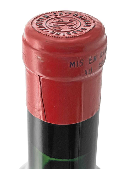 Nahaufnahme des roten Flaschenhalses eines Weins mit Prägung 'CH. RAUZAN GASSIES' auf dem Kapselverschluss.