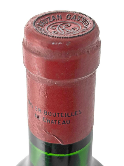 Nahaufnahme des Flaschenhalses einer Weinflasche mit rotem Siegel und der Prägung 'RAUZAN GASSIES' auf dem Kapselkopf