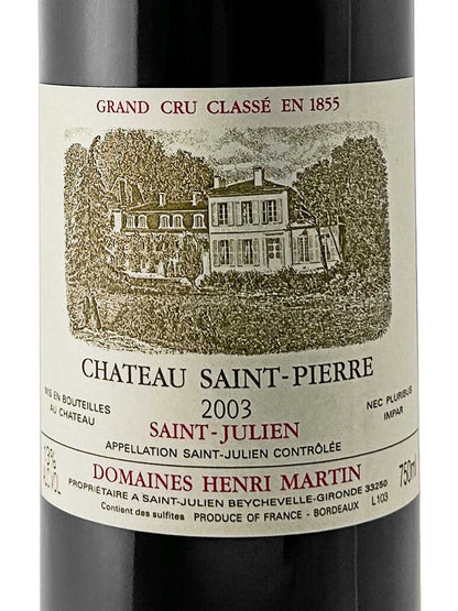 Weinflasche mit Etikett von Château Saint-Pierre 2003, zeigt ein gezeichnetes Herrenhaus, Text mit Herkunft und Produzent.