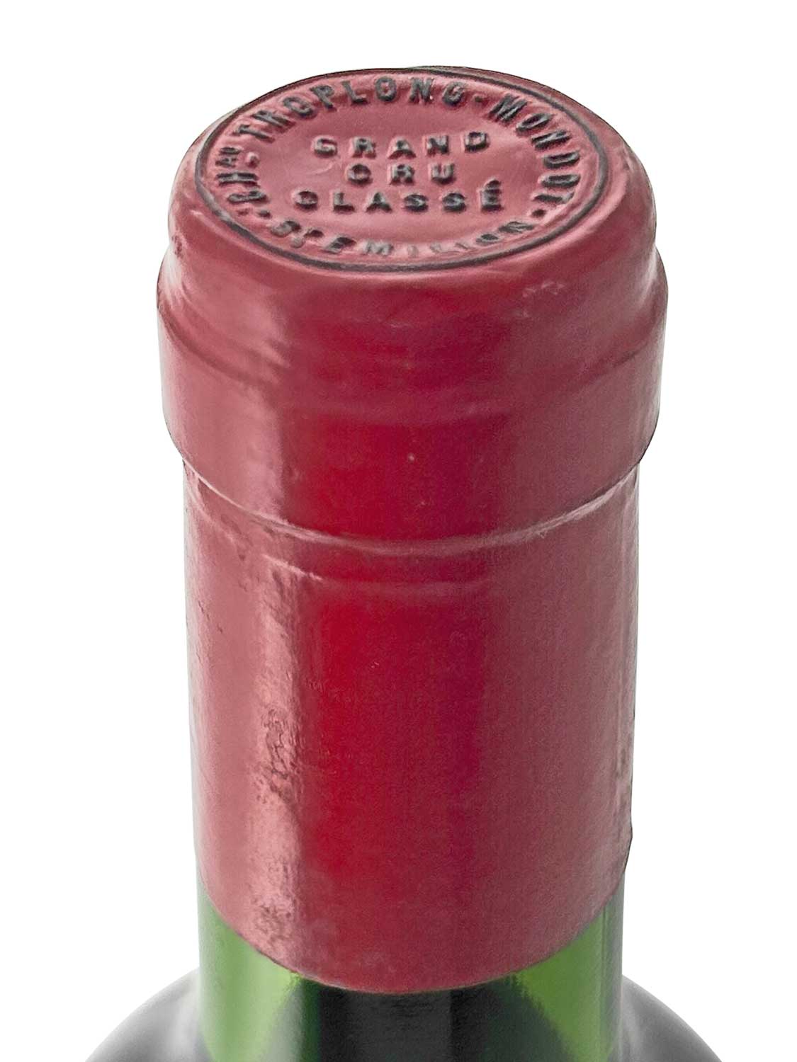 Flasche Chateau Troplong Mondot 1981 mit rotem Kapselverschluss. Auf dem Verschluss steht 'GRAND CRU CLASSE'.